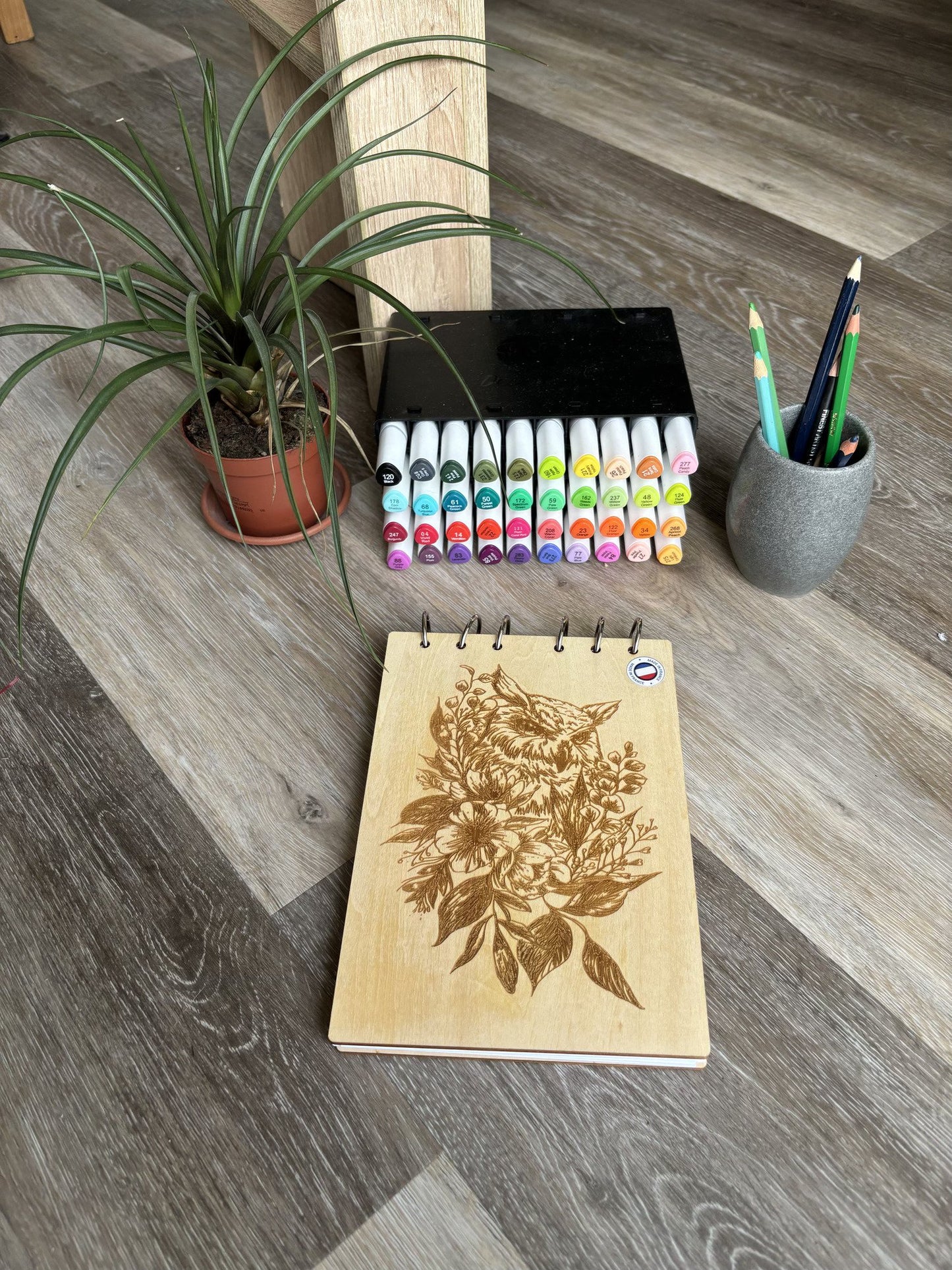 Bloc note A5 avec feutres Chouette entourée de fleurs graver au laser rechargeable et ecologique fabrication francaise et artisanale