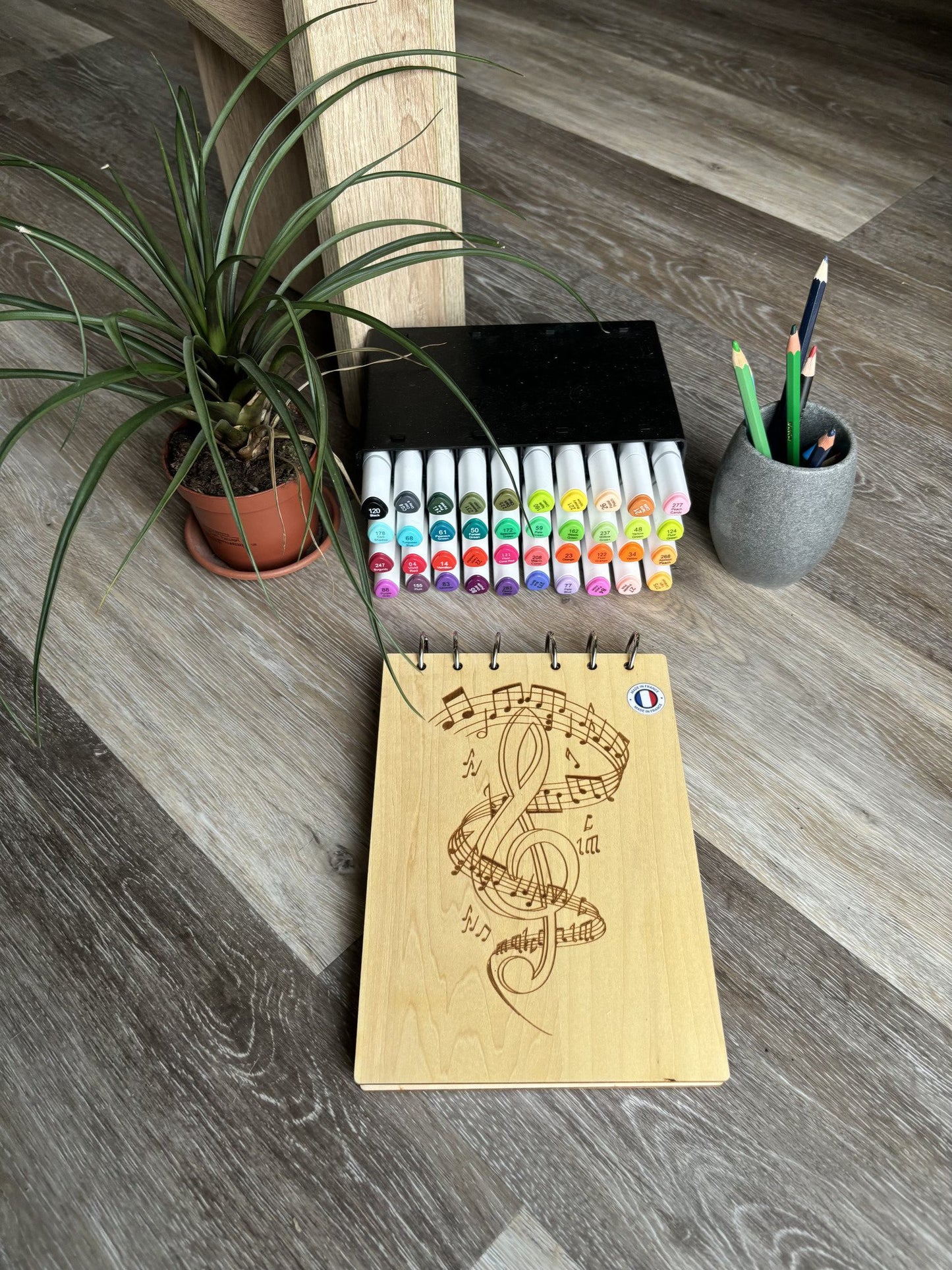 Bloc note A5 avec feutres Clé de sol entourée de notes de musiques - graver au laser rechargeable et ecologique fabrication francaise et artisanale