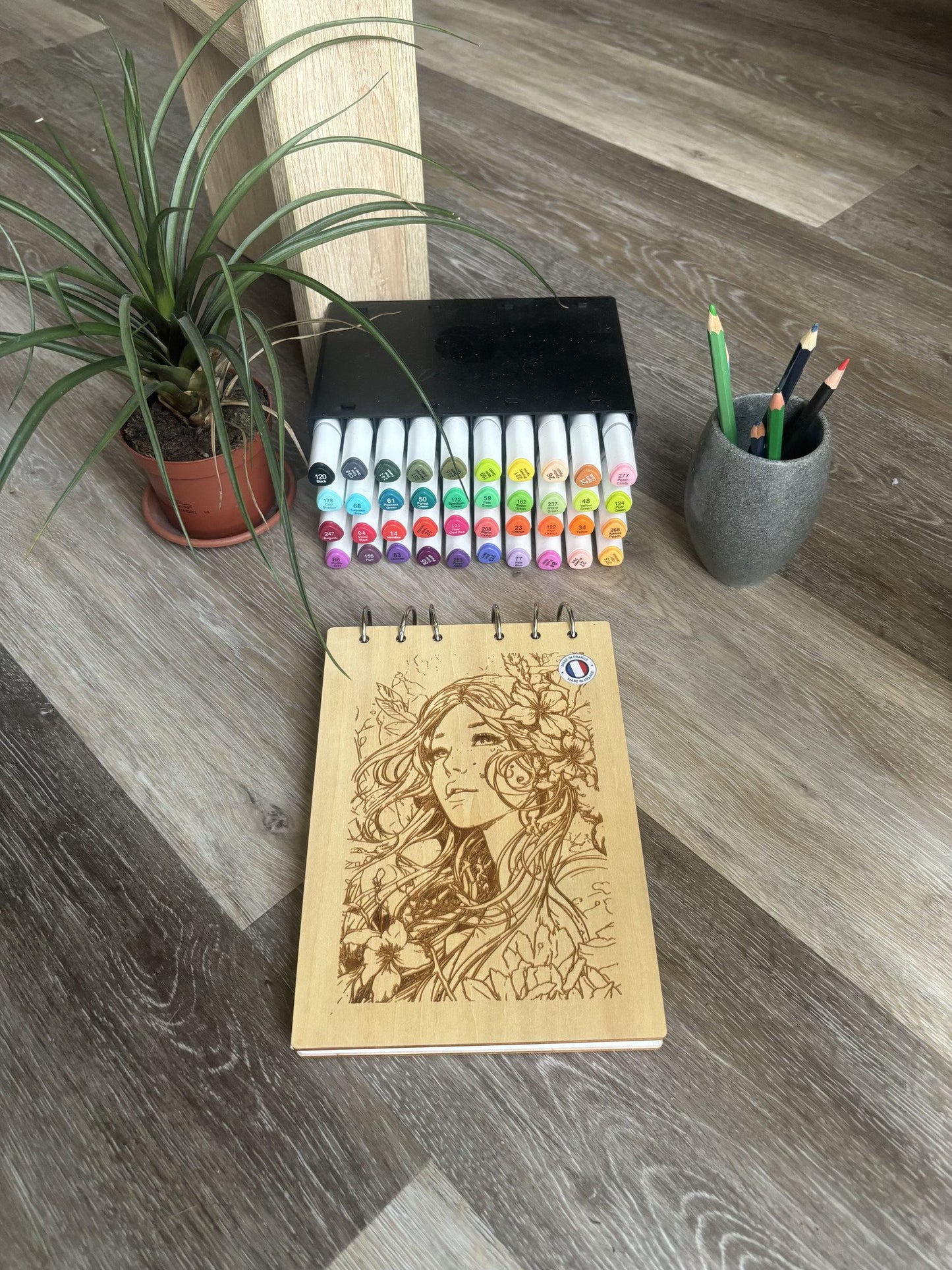 Bloc note A5 avec feutres Elfe entourée de fleurs graver au laser rechargeable et ecologique fabrication francaise et artisanale