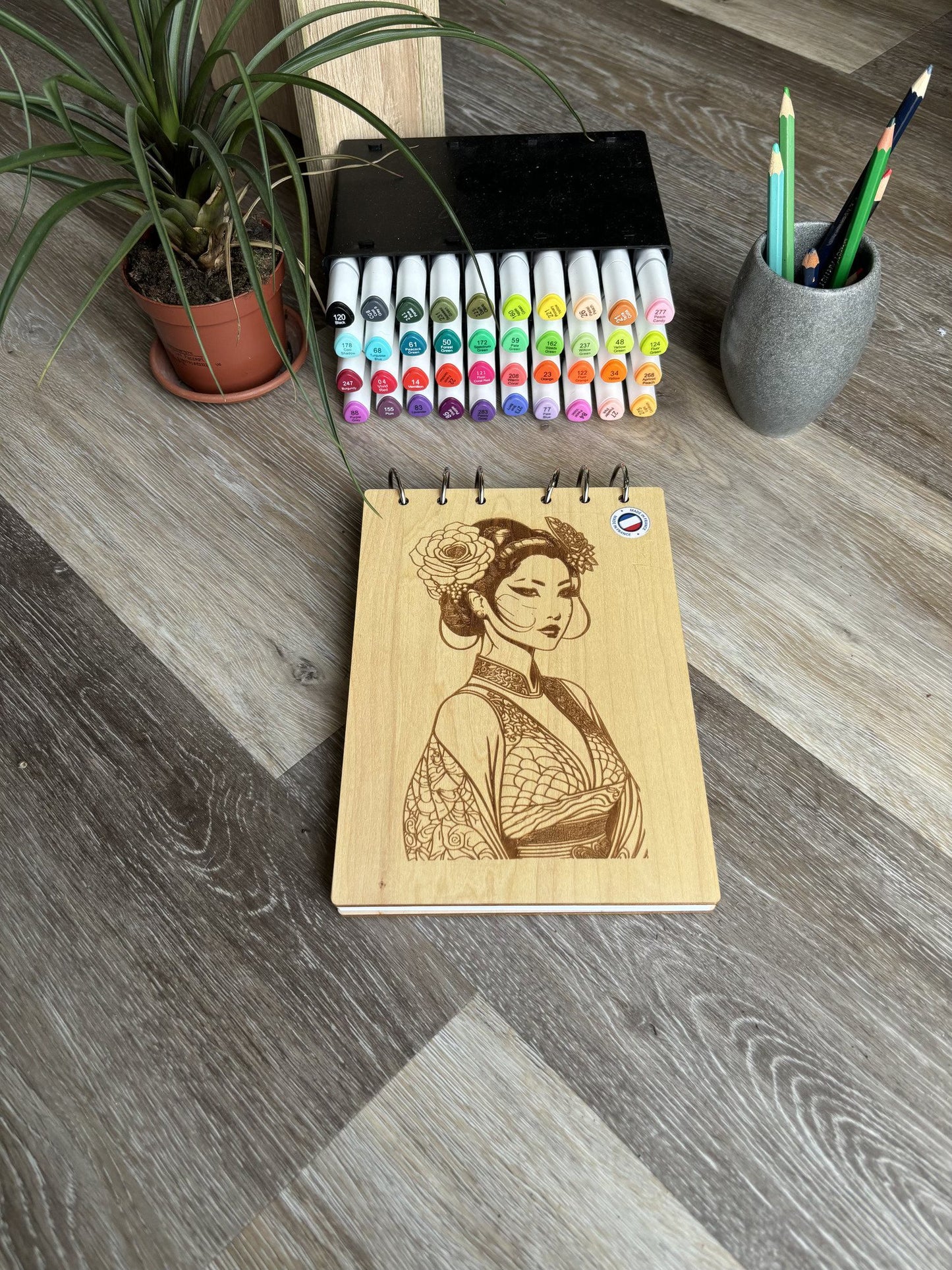 Bloc note A5 avec feutre une femme en tenue traditionnelle Chinoise graver au laser rechargeable et ecologique fabrication francaise et artisanale