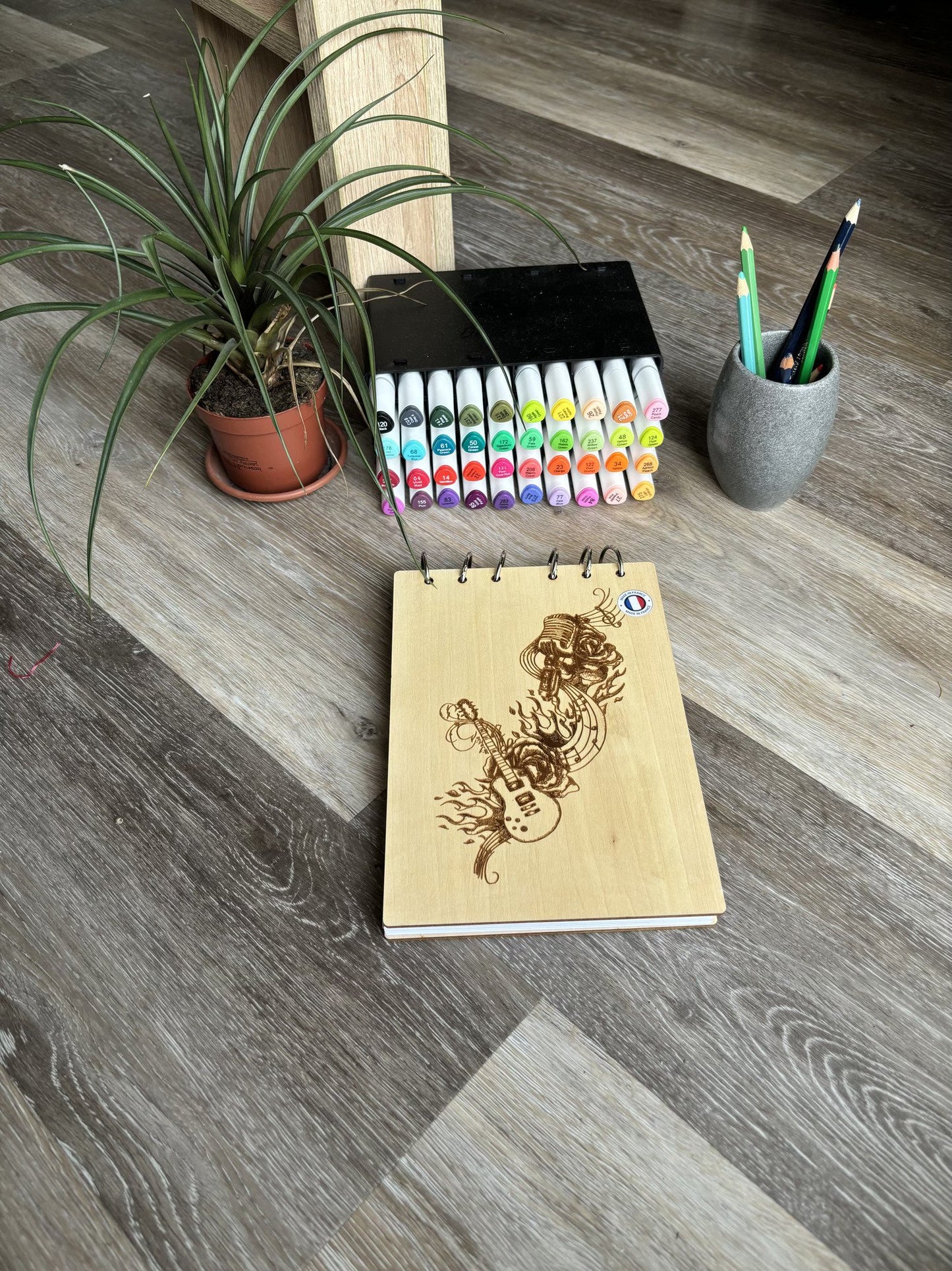 Bloc note A5 avec feutres Guitare et son flux de notes de musique graver au laser rechargeable et ecologique fabrication francaise et artisanale