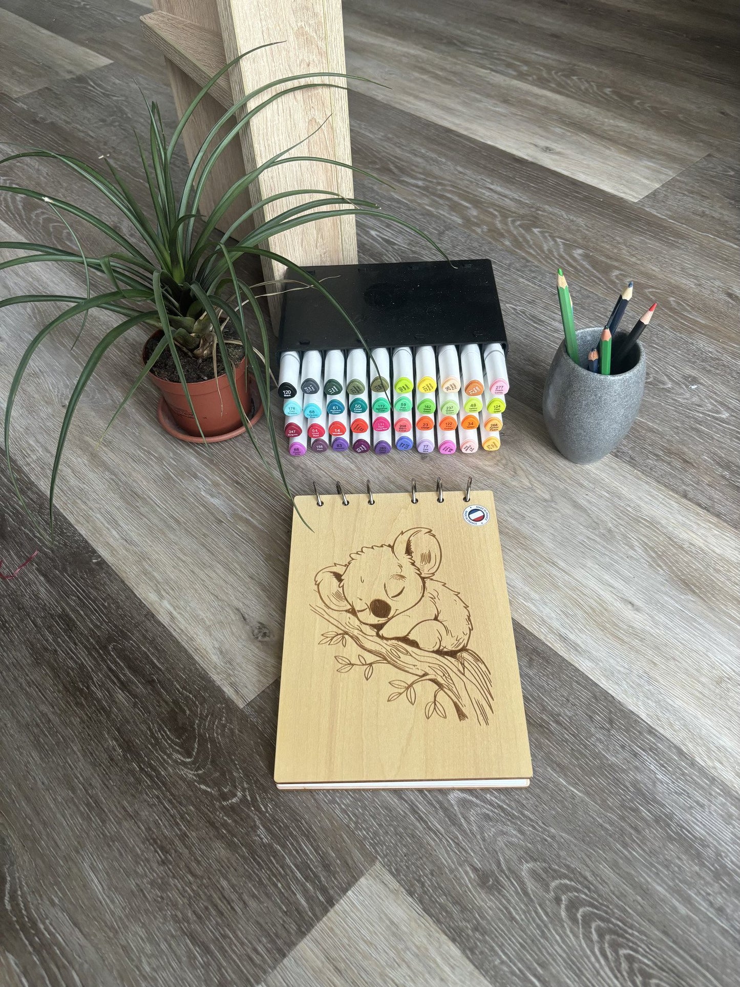 Bloc note A5 avec feutres Koalas sur une branche -graver au laser rechargeable et ecologique fabrication francaise et artisanale