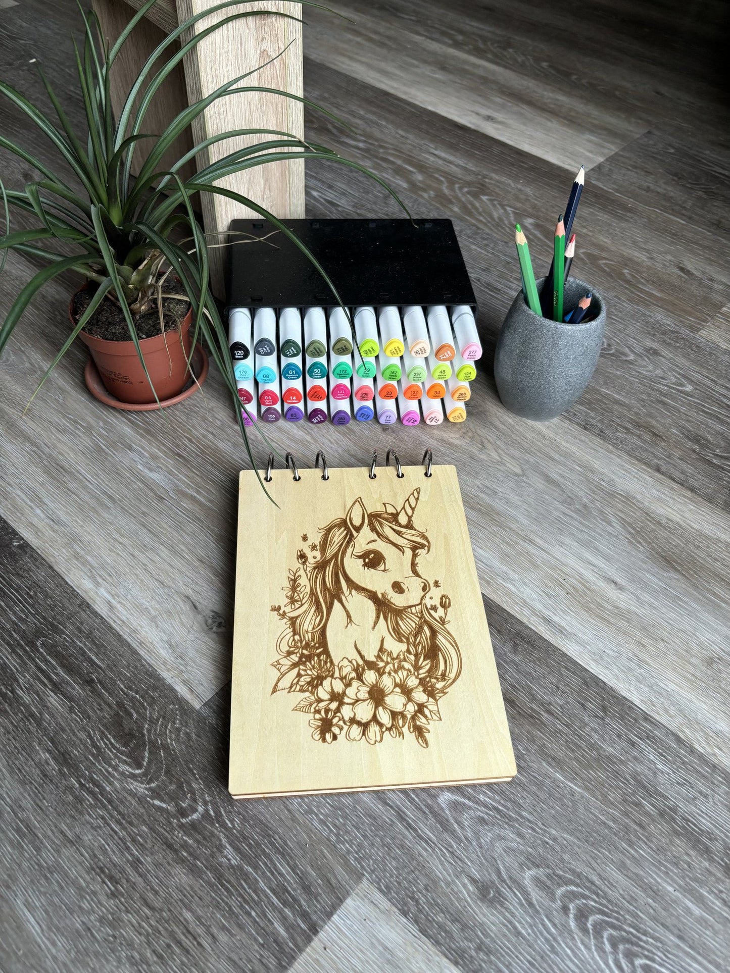 Bloc notes A5 avec feutres Licorne dans des fleurs-graver au laser rechargeable et ecologique fabrication francaise et artisanale