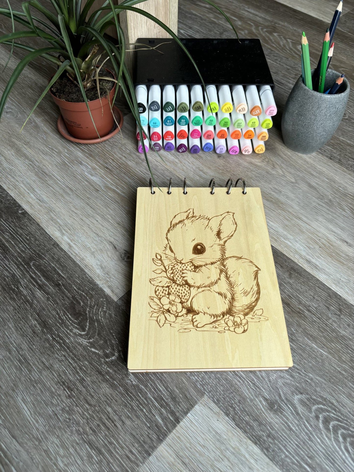 Bloc note A5 avec feutres écureuil avec son fruit graver au laser rechargeable et ecologique fabrication francaise et artisanale