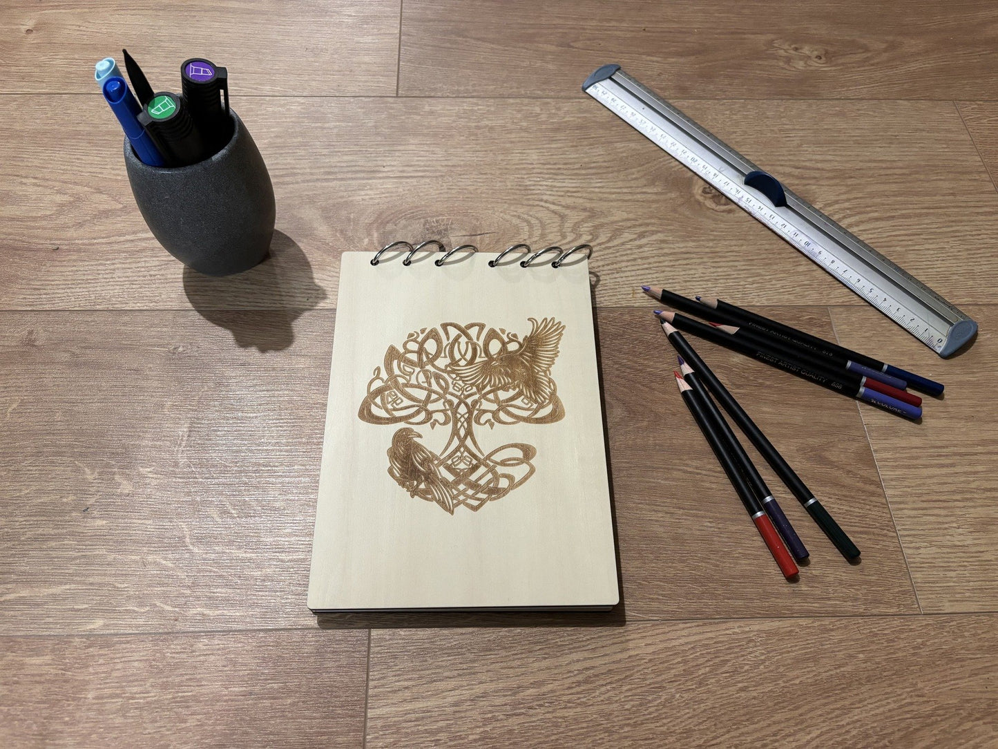 Bloc note A5 et crayon yggdrasil graver au laser rechargeable et ecologique fabrication francaise et artisanale