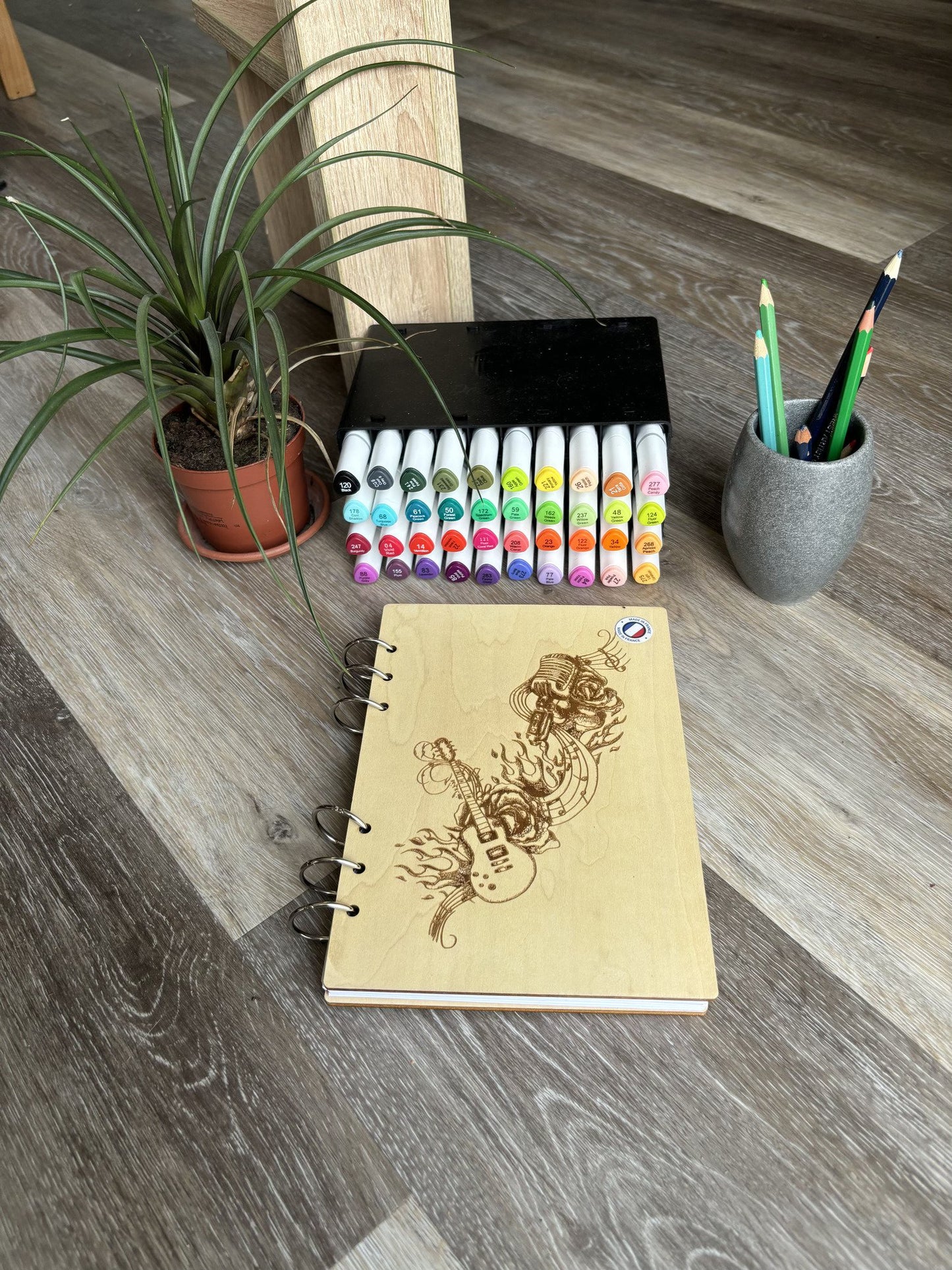 Cahier A5 avec feutres Guitare et son flux de notes de musique graver au laser rechargeable et ecologique fabrication francaise et artisanale