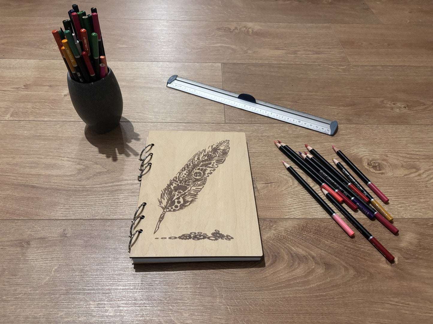 Carnet avec un plume et rouages graver au laser de fabrication artisanale et francaise ,ecologique au format A5