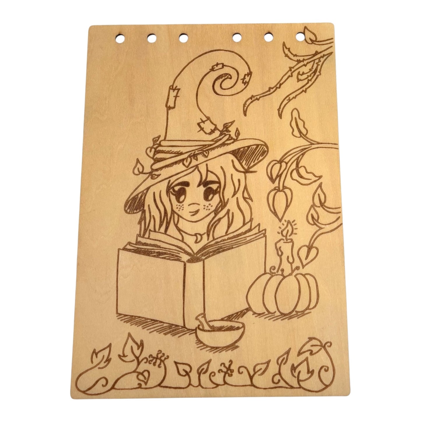 Carnet en bois avec une sorcière avec son grimoireï gravé au laser , cahier et bloc note au format A5 écologique et rechargeable de fabrication française et artisanale