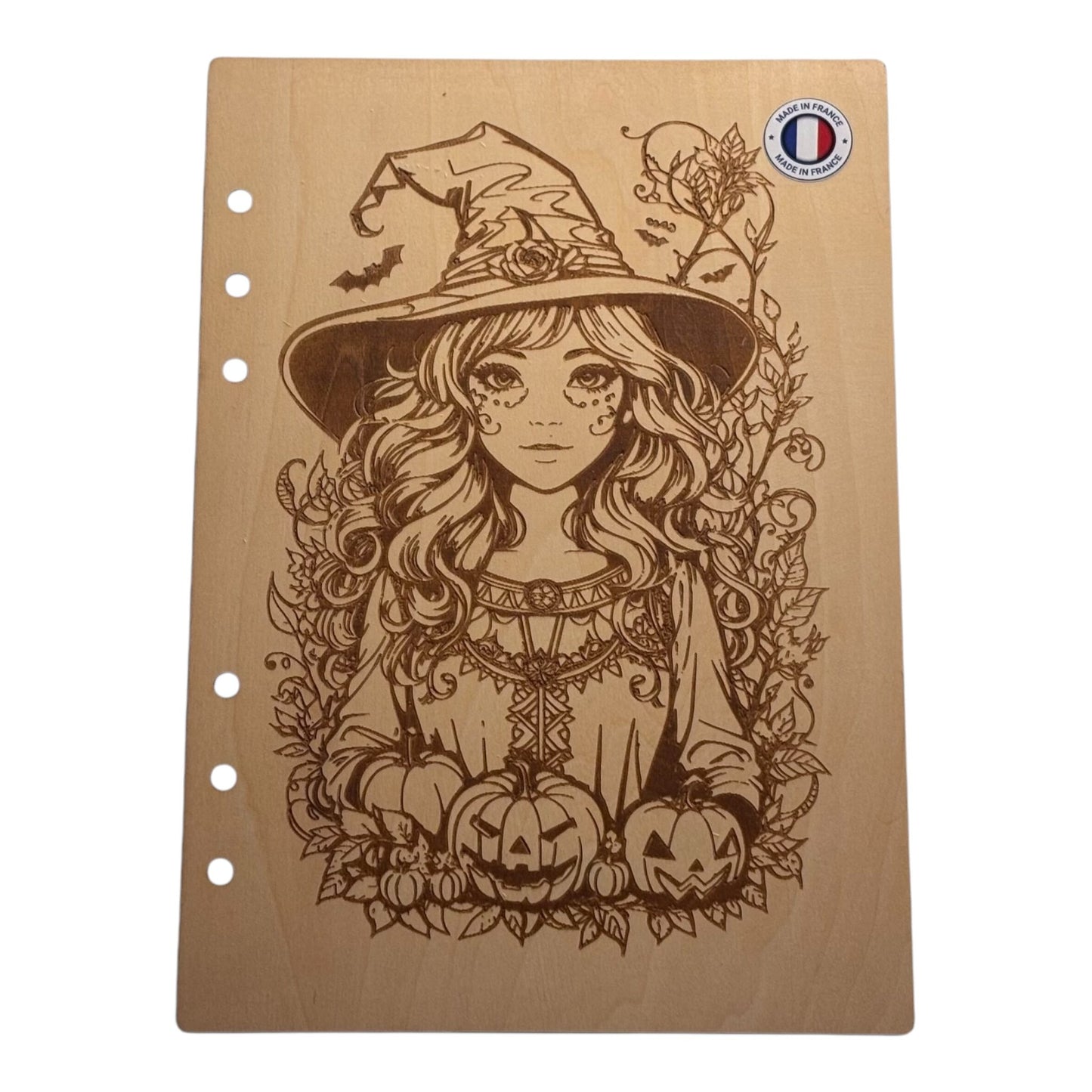 Couverture cahier A5 sorcière avec citrouille graver au lasr rechargeable et ecologique fabrication francaise et artisanale