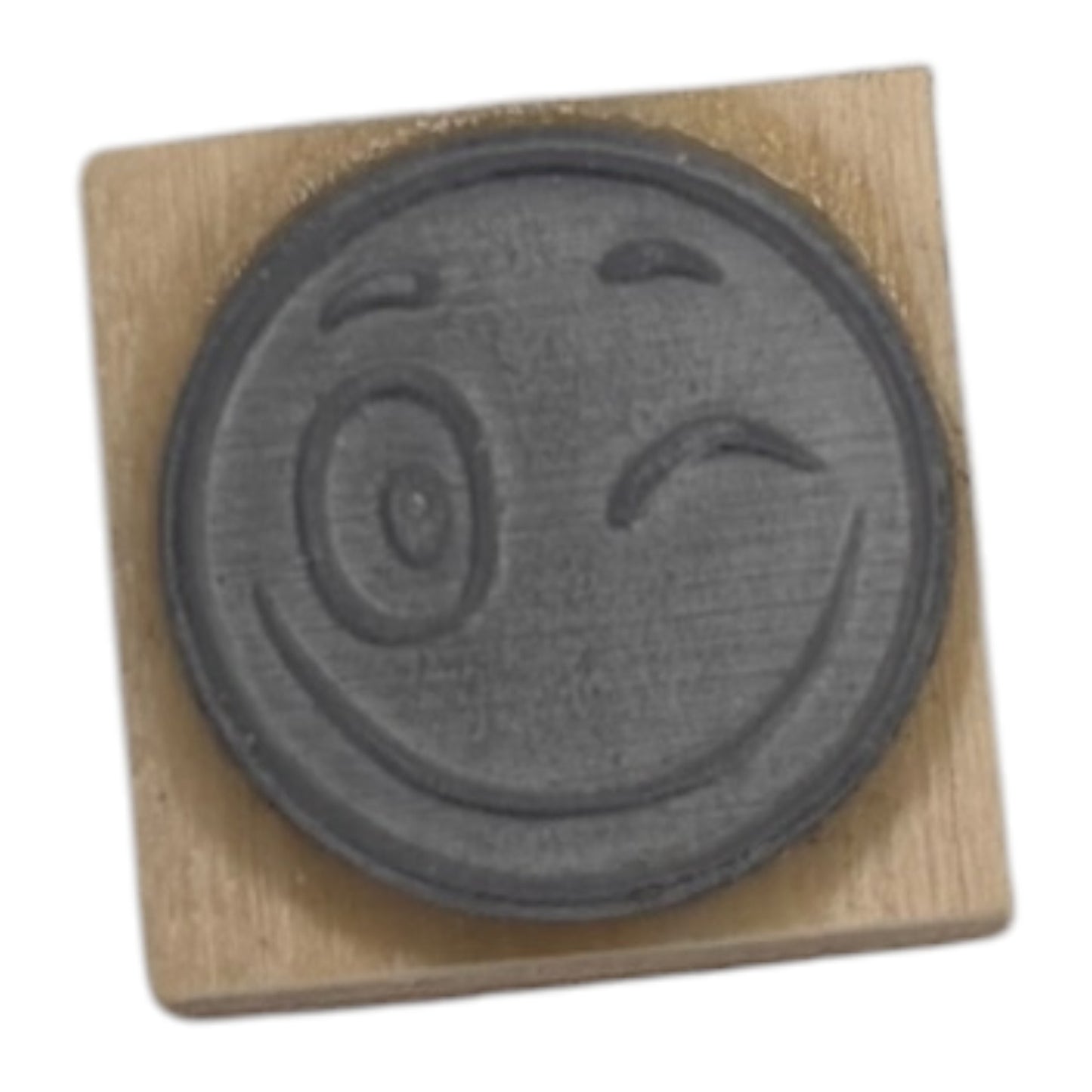 tampon face caoutchou smiley clin d'oeil de fabrication artisanale par mon carnet en bois pour bullet journal et loisir créatif