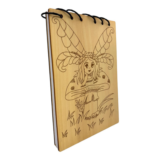 Carnet en bois avec une fée sur son champignon gravé au laser , cahier et bloc note au format A5 écologique et rechargeable de fabrication française et artisanale