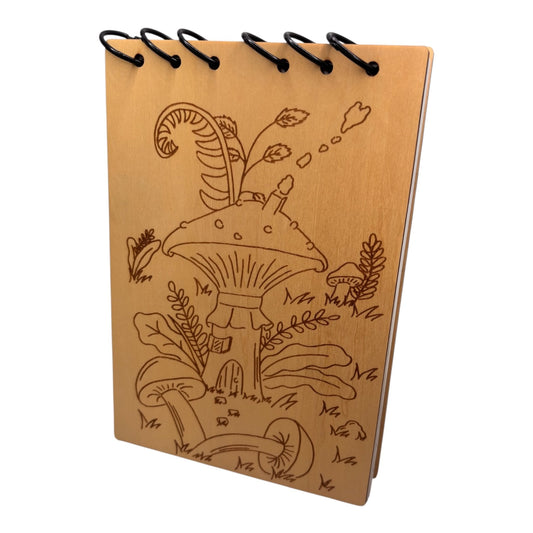 Carnet en bois avec une maison champignon gravé au laser , cahier et bloc note au format A5 écologique et rechargeable de fabrication française et artisanale