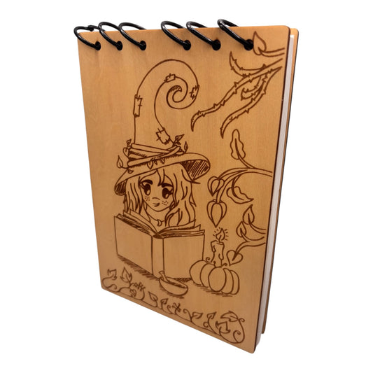 Carnet en bois avec une sorcière avec son grimoire gravé au laser , cahier et bloc note au format A5 écologique et rechargeable de fabrication française et artisanale