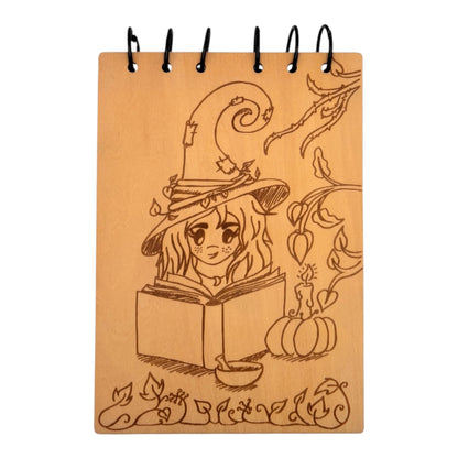 Carnet en bois avec une sorcière avec son grimoire gravé au laser , cahier et bloc note au format A5 écologique et rechargeable de fabrication française et artisanale