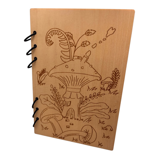 Carnet en bois avec une maison champignon gravé au laser , cahier et bloc note au format A5 écologique et rechargeable de fabrication française et artisanale
