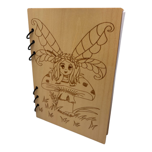 Carnet en bois avec une fée sur son champignon gravé au laser , cahier et bloc note au format A5 écologique et rechargeable de fabrication française et artisanale