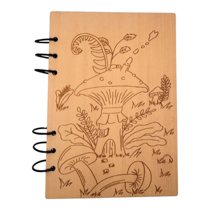 Carnet en bois avec une maison champignon gravé au laser , cahier et bloc note au format A5 écologique et rechargeable de fabrication française et artisanale