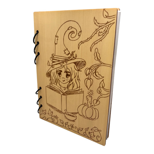 Carnet en bois avec une sorcière avec son grimoire gravé au laser , cahier et bloc note au format A5 écologique et rechargeable de fabrication française et artisanale