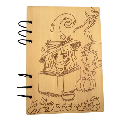 Carnet en bois avec une sorcière avec son grimoire gravé au laser , cahier et bloc note au format A5 écologique et rechargeable de fabrication française et artisanale