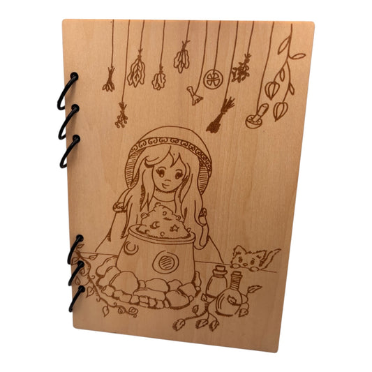 Carnet en bois avec une sorcière et sa potion gravé au laser , cahier et bloc note au format A5 écologique et rechargeable de fabrication française et artisanale