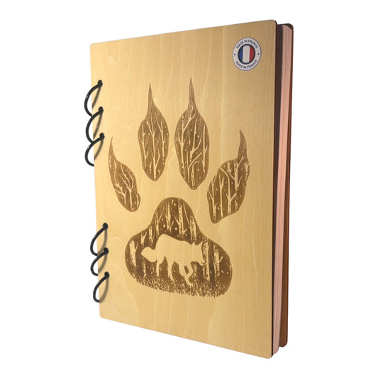 Cahier A5  Patte de loup avec silhouette de loup et forêt à l'intérieur -graver au laser rechargeable et ecologique fabrication francaise et artisanale