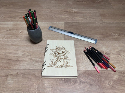 Cahier  A5 avec crayons dragon avec une bulle dans les mains -graver au laser rechargeable et ecologique fabrication francaise et artisanale