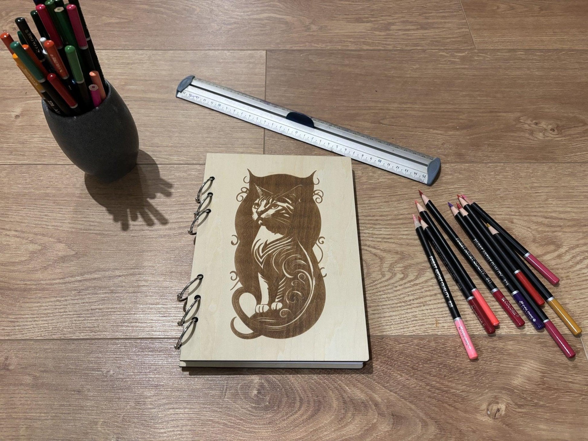 Cahier A5 avec crayon  chat dans son ombre graver au laser rechargeable et ecologique fabrication francaise et artisanale