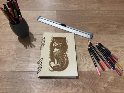 Cahier A5 avec crayon  chat dans son ombre graver au laser rechargeable et ecologique fabrication francaise et artisanale