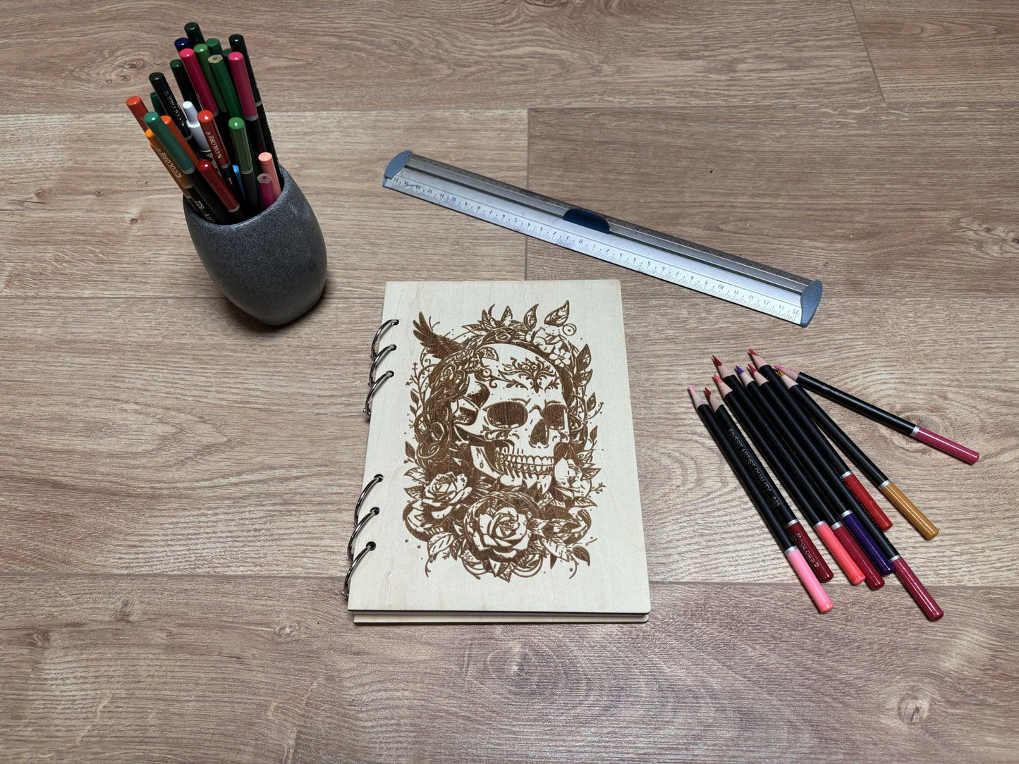 Cahier  A5 avec crayon crâne entouré de fleurs graver au laser rechargeable et ecologique fabrication francaise et artisanale