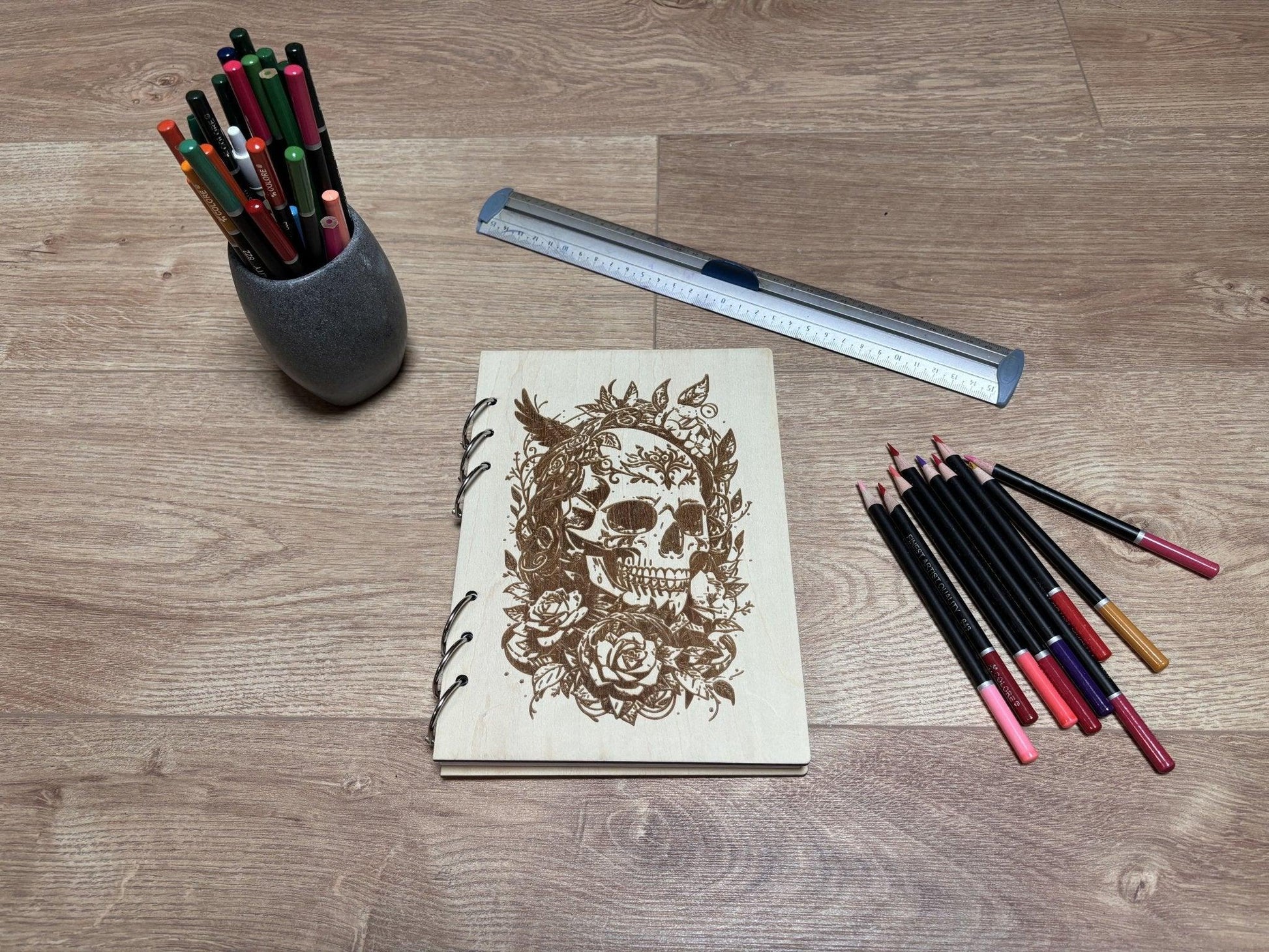 Cahier  A5 avec crayon crâne entouré de fleurs graver au laser rechargeable et ecologique fabrication francaise et artisanale