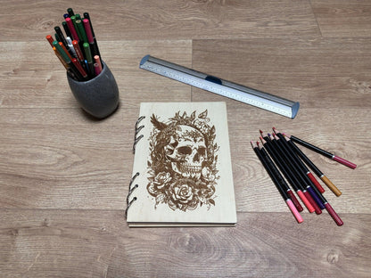 Cahier  A5 avec crayon crâne entouré de fleurs graver au laser rechargeable et ecologique fabrication francaise et artisanale