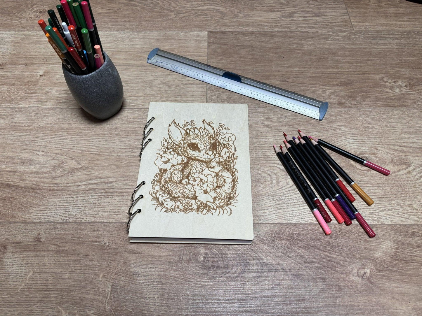 Cahier A5 avec crayons dragon dans les fleurs graver au laser rechargeable et ecologique fabrication francaise et artisanale
