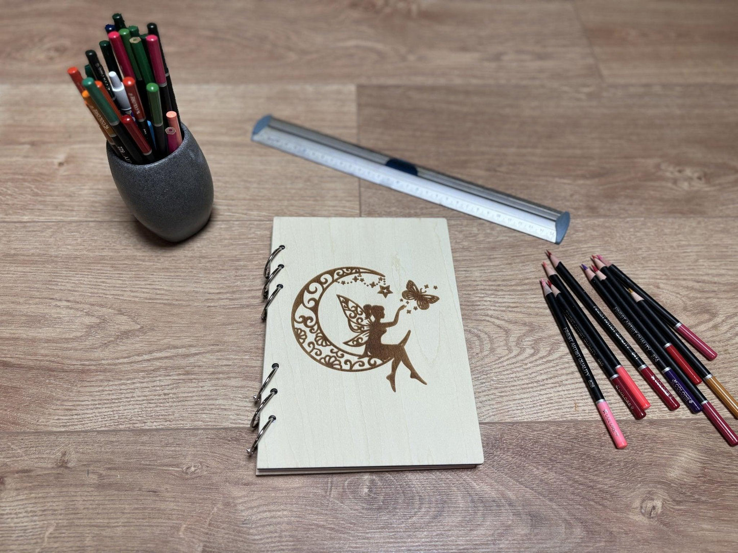 Cahier  A5 avec crayons fée avec lune et papillon graver au laser rechargeable et ecologique fabrication francaise et artisanale