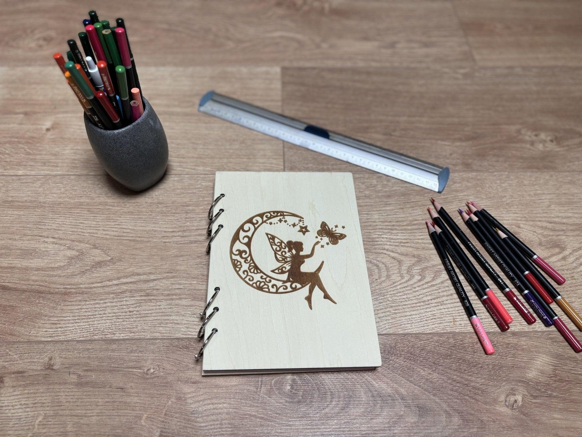 Cahier  A5 avec crayons fée avec lune et papillon graver au laser rechargeable et ecologique fabrication francaise et artisanale