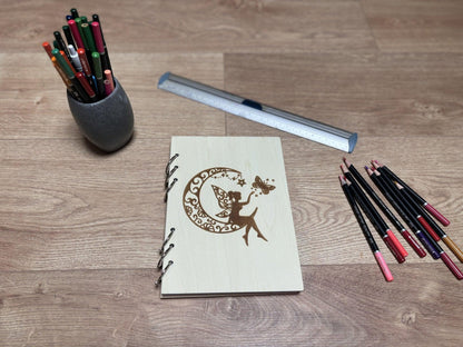 Cahier  A5 avec crayons fée avec lune et papillon graver au laser rechargeable et ecologique fabrication francaise et artisanale