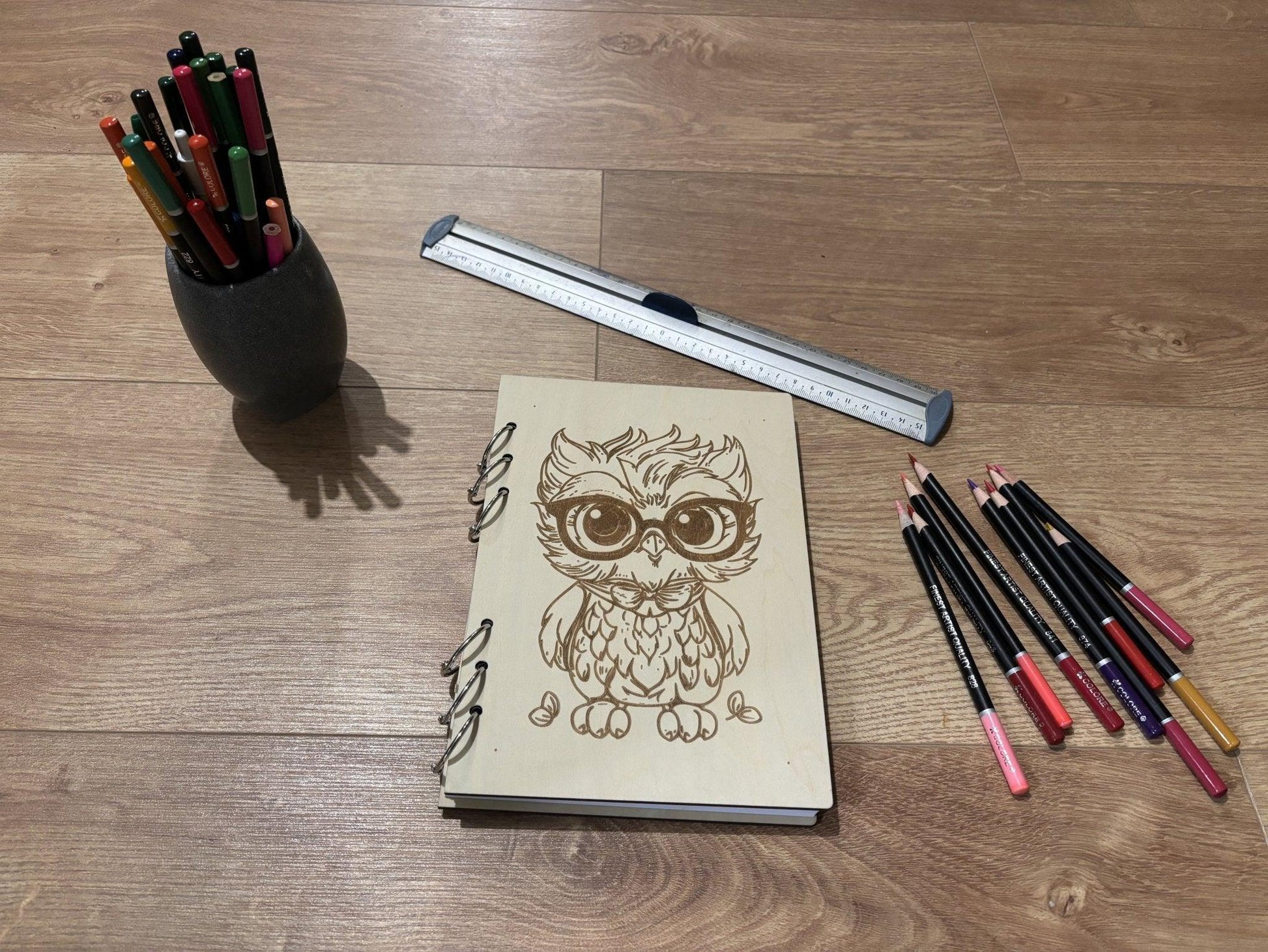 Cahier A5 avec crayon  hiboux avec des lunettes graver au laser rechargeable et ecologique fabrication francaise et artisanale