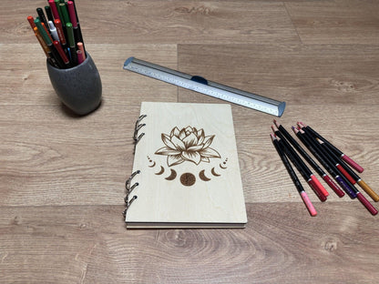 Cahier A5 avec crayons fleur de lotus avec phases de la lune graver au laser rechargeable et ecologique fabrication francaise et artisanale
