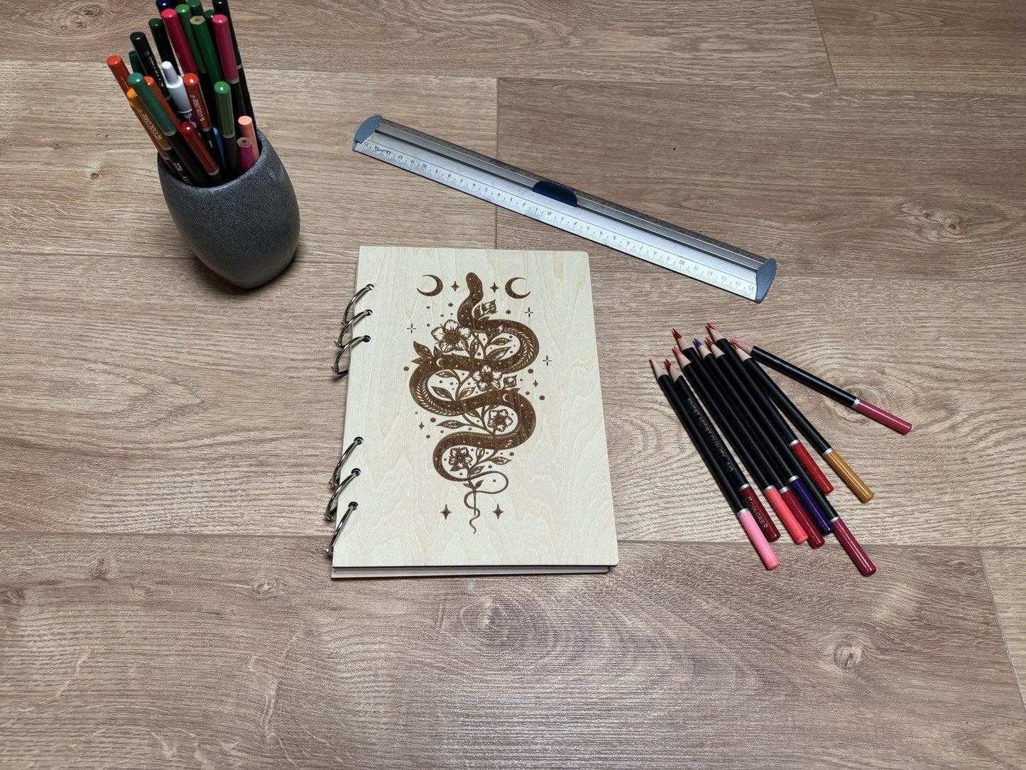 Cahier  A5 avec crayon serpent avec lune et fleur graver au laser rechargeable et ecologique fabrication francaise et artisanale