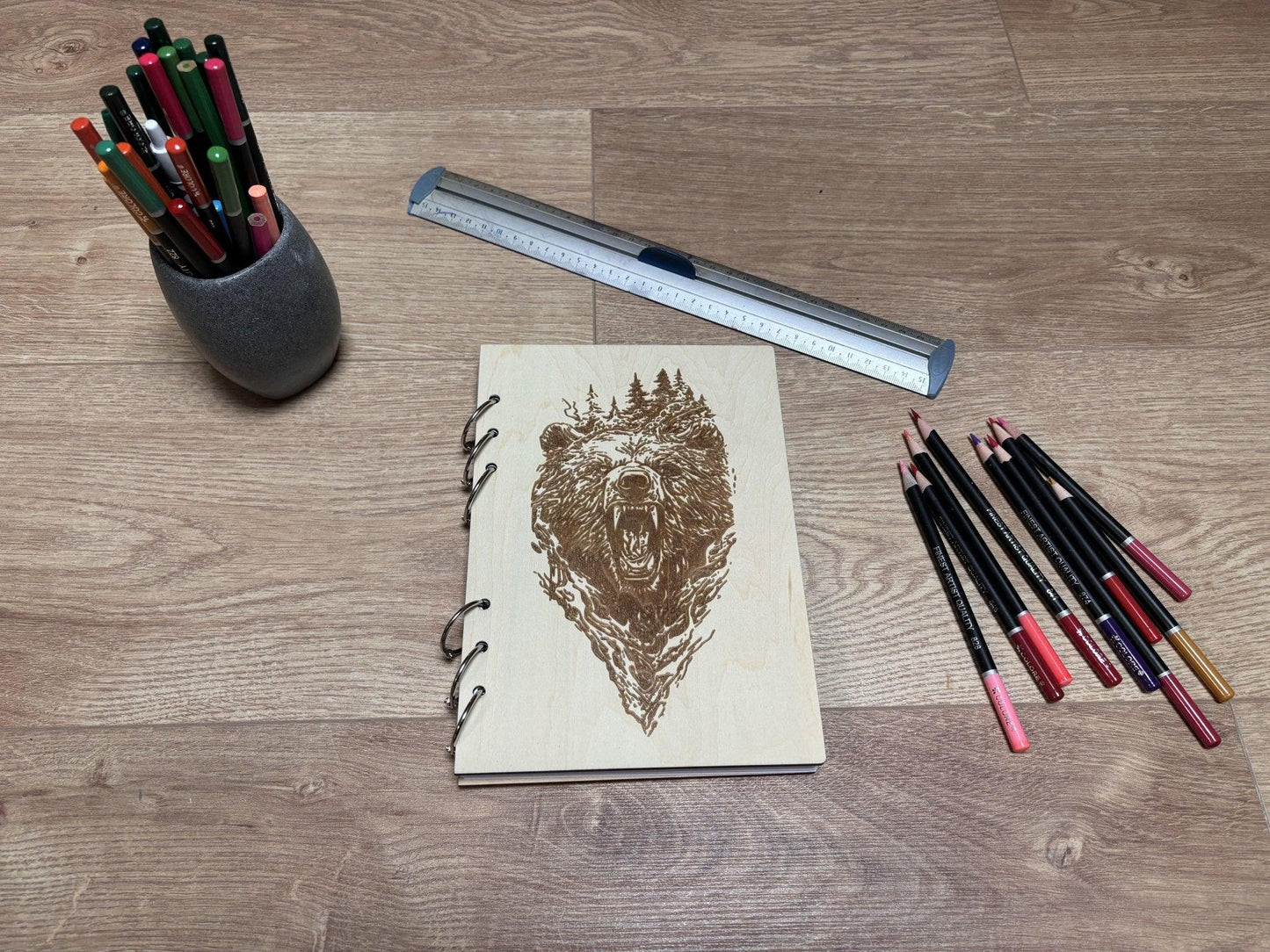 Cahier A5 avec crayon tête d'ours graver au laser rechargeable et ecologique fabrication francaise et artisanale