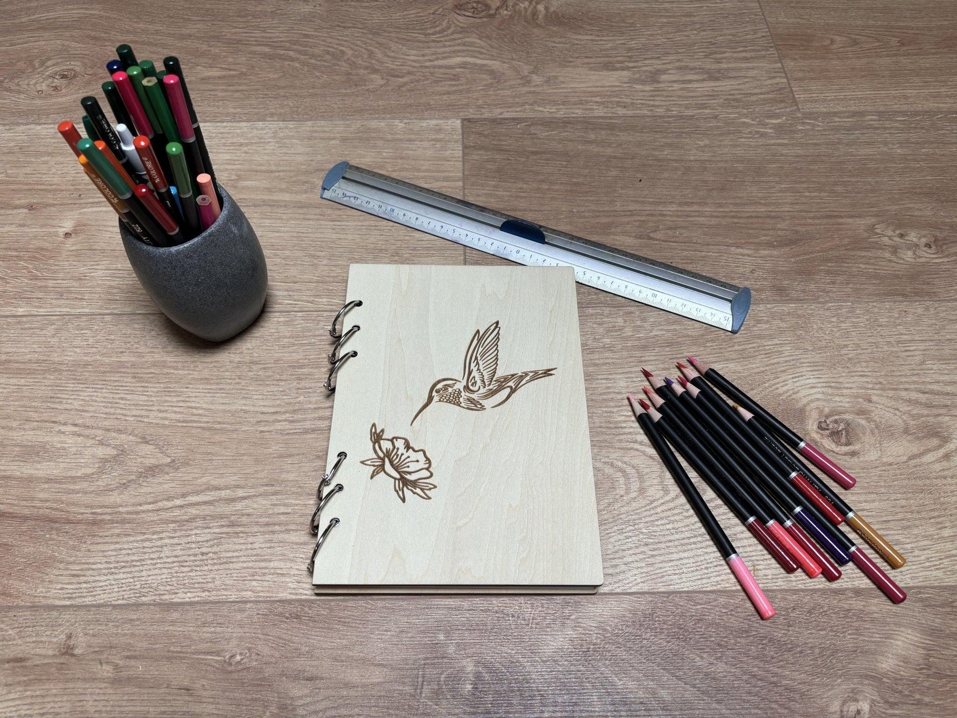 Cahier A5 avec feutres colibri sur une fleur graver au laser rechargeable et ecologique fabrication francaise et artisanale