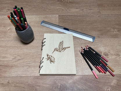 Cahier A5 avec feutres colibri sur une fleur graver au laser rechargeable et ecologique fabrication francaise et artisanale