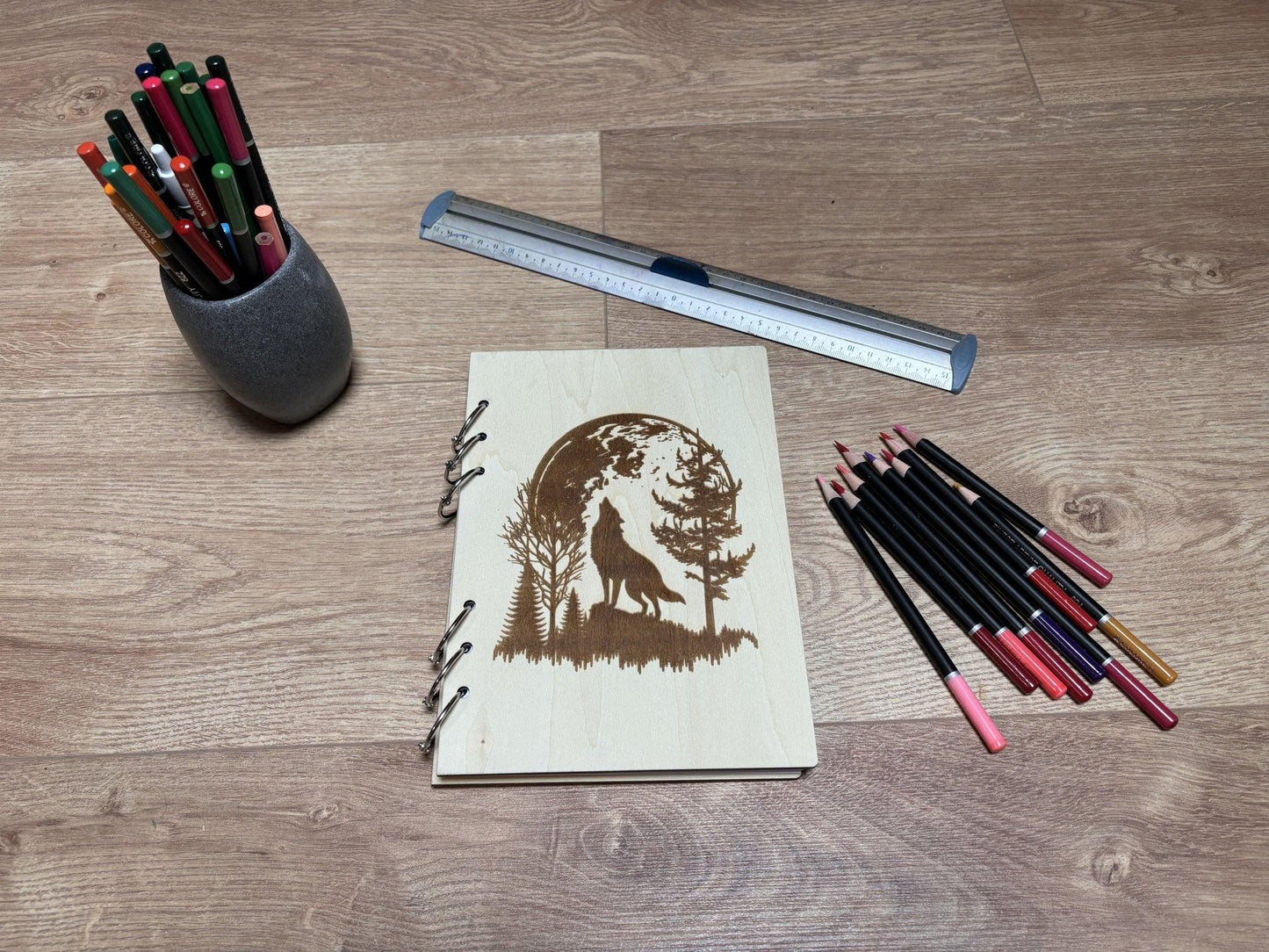 Cahier A5  avec crayons loup au clair de lune -graver au laser rechargeable et ecologique fabrication francaise et artisanale