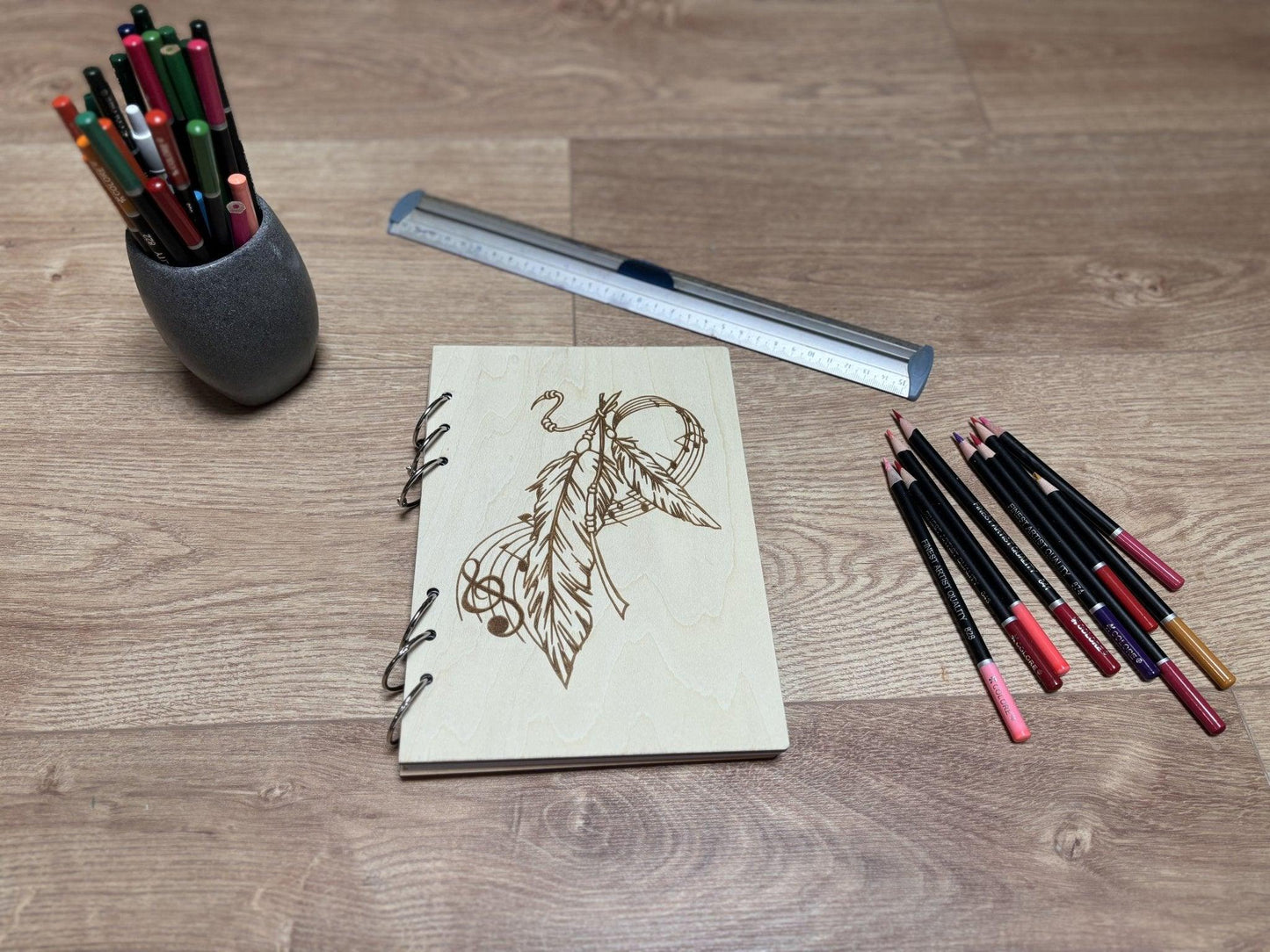 Cahier A5 avec crayons plume et notes de musique graver au laser rechargeable et ecologique fabrication francaise et artisanale