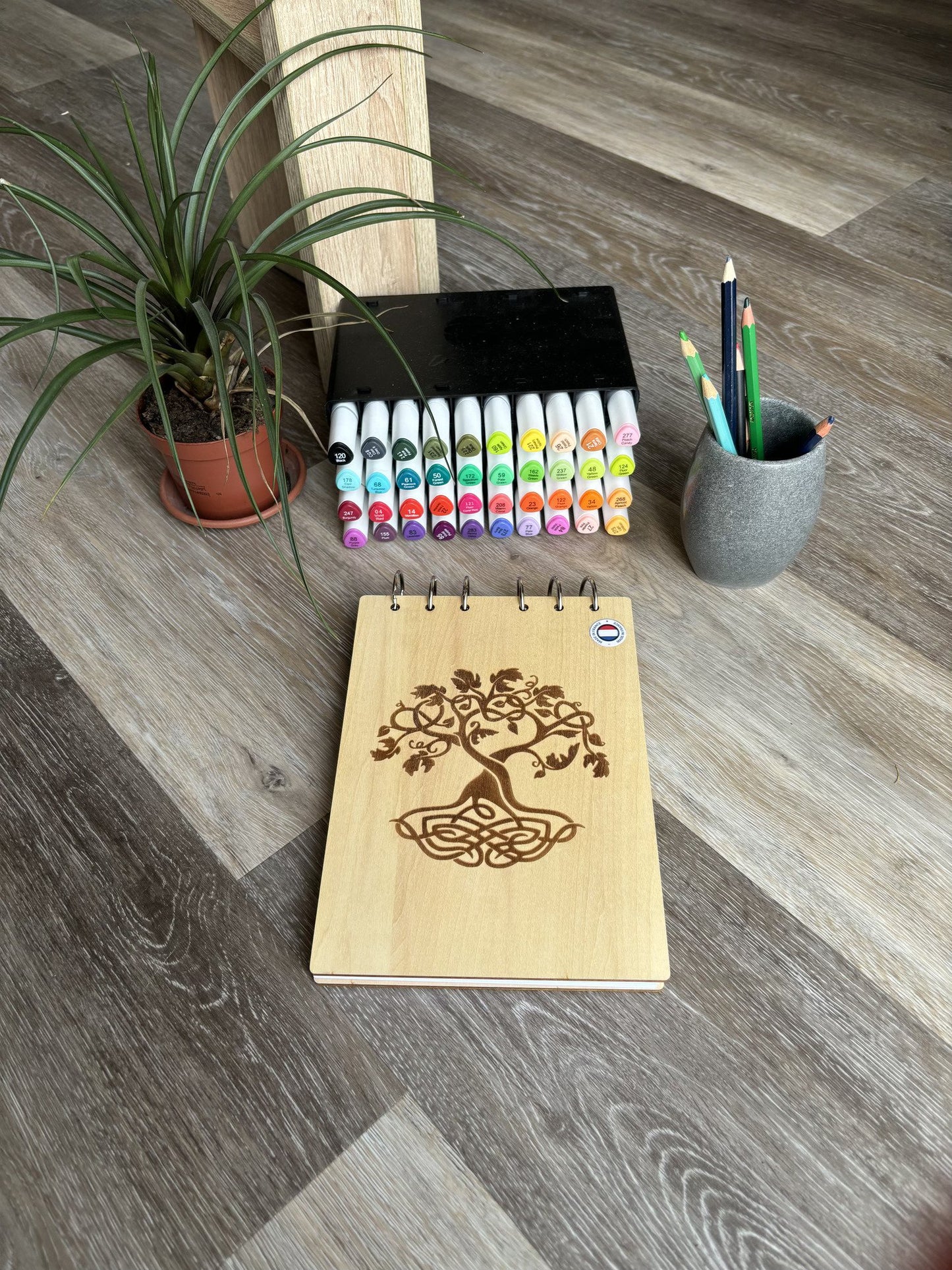 Cahier  A5 avec feutres arbre de vie graver au laser rechargeable et ecologique fabrication francaise et artisanale