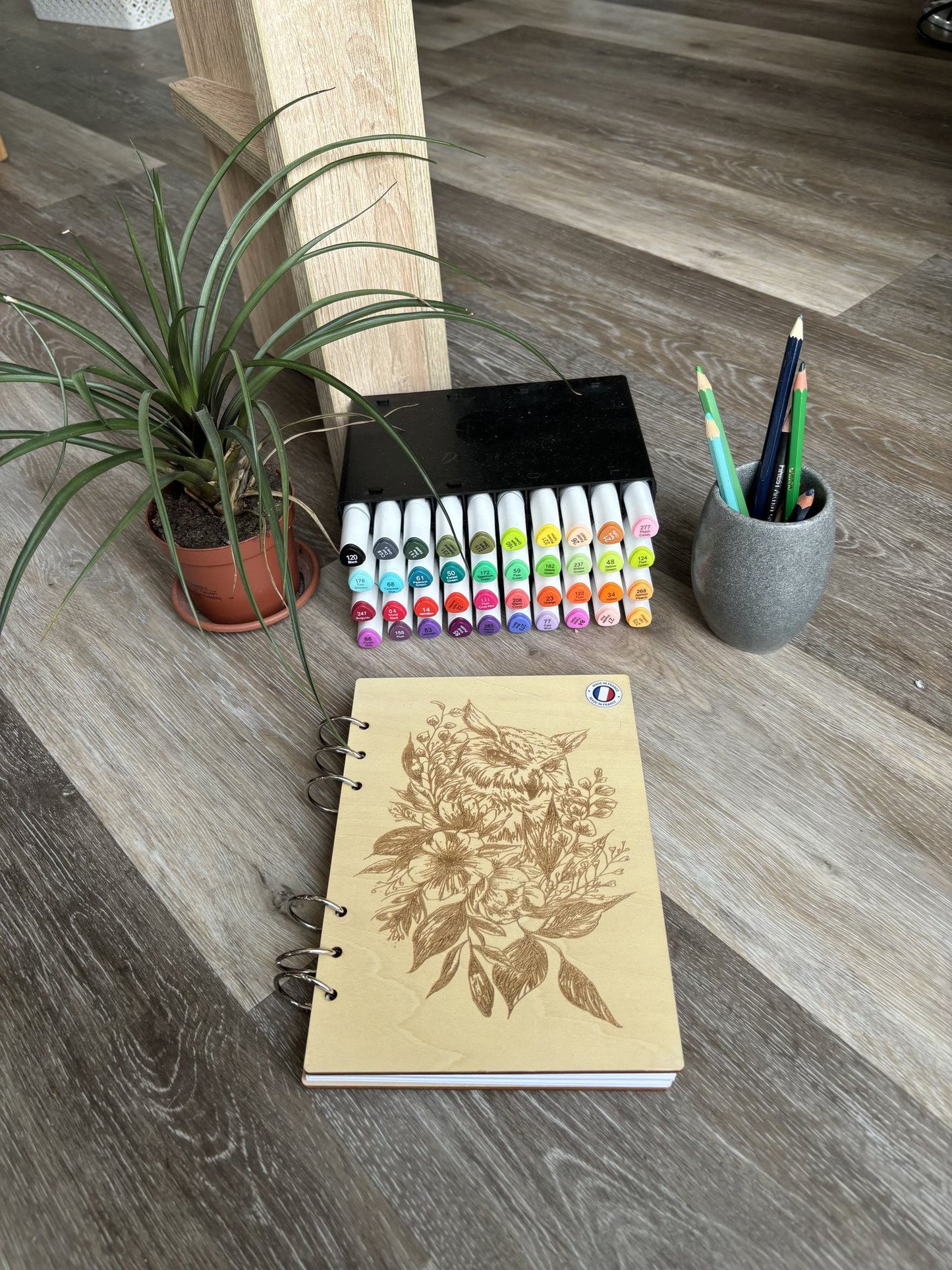 Cahier  A5 avec feutres Chouette entourée de fleurs graver au laser rechargeable et ecologique fabrication francaise et artisanale