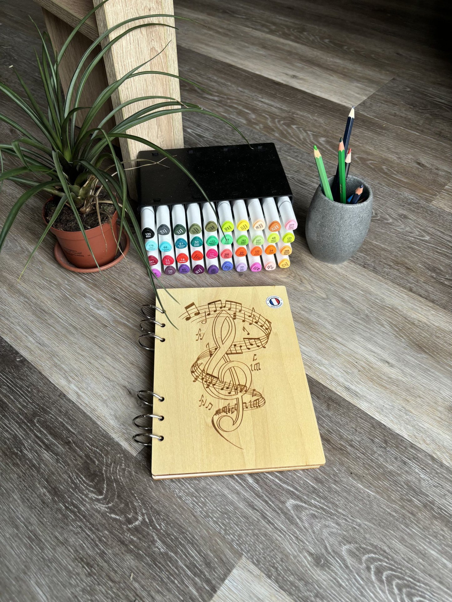 Cahier  A5 Clé de sol entourée de notes de musique -graver au laser rechargeable et ecologique fabrication francaise et artisanale