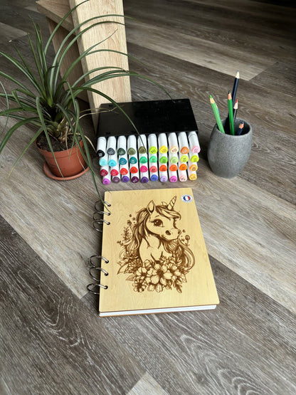 Cahier A5  avec feutres Licorne dans des fleurs -graver au laser rechargeable et ecologique fabrication francaise et artisanale