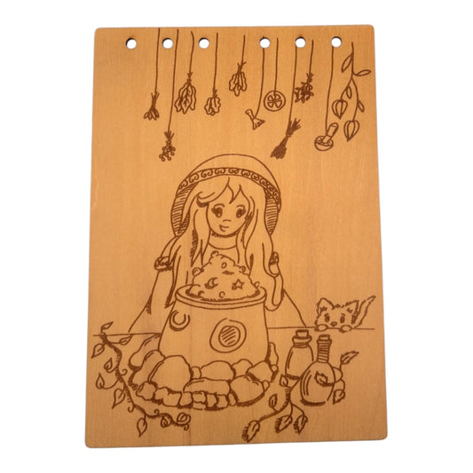 Couverture bloc note A5  mon carnet en bois avec une sorcière préparant une potion gravé au laser , cahier rechargeable et écologique fabrication française et artisanale