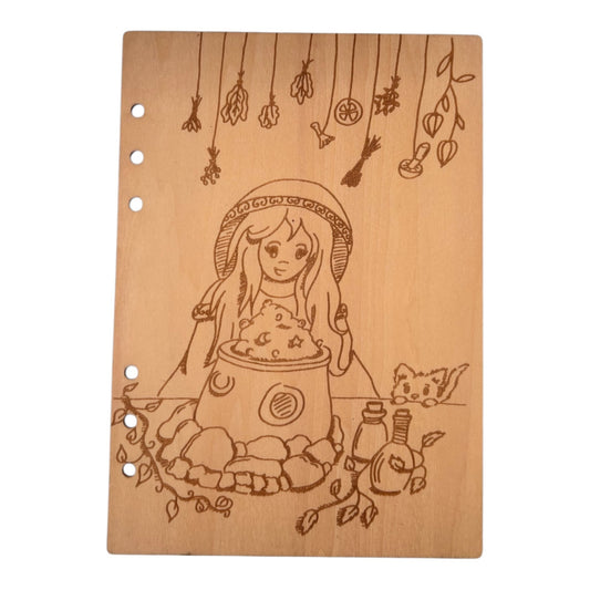 Couverture pour carnet  en bois au format A5 avec sorcière préparant une potion gravé au laser .Cahier ou bloc note écologique et rechargeable de fabrication française et artisanale