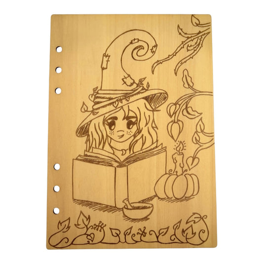 Carnet en bois avec une sorcière avec son grimoire gravé au laser , cahier et bloc note au format A5 écologique et rechargeable de fabrication française et artisanale